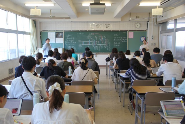 二本木小学校の道徳スタンダードを学ぶ職員
