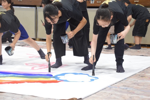 児童会スローガンを書道パフォーマンスで発表！