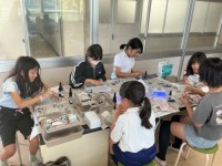 レジンで作品を作る様子
