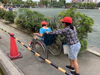 狭い道は、押してもらったら通れた〇