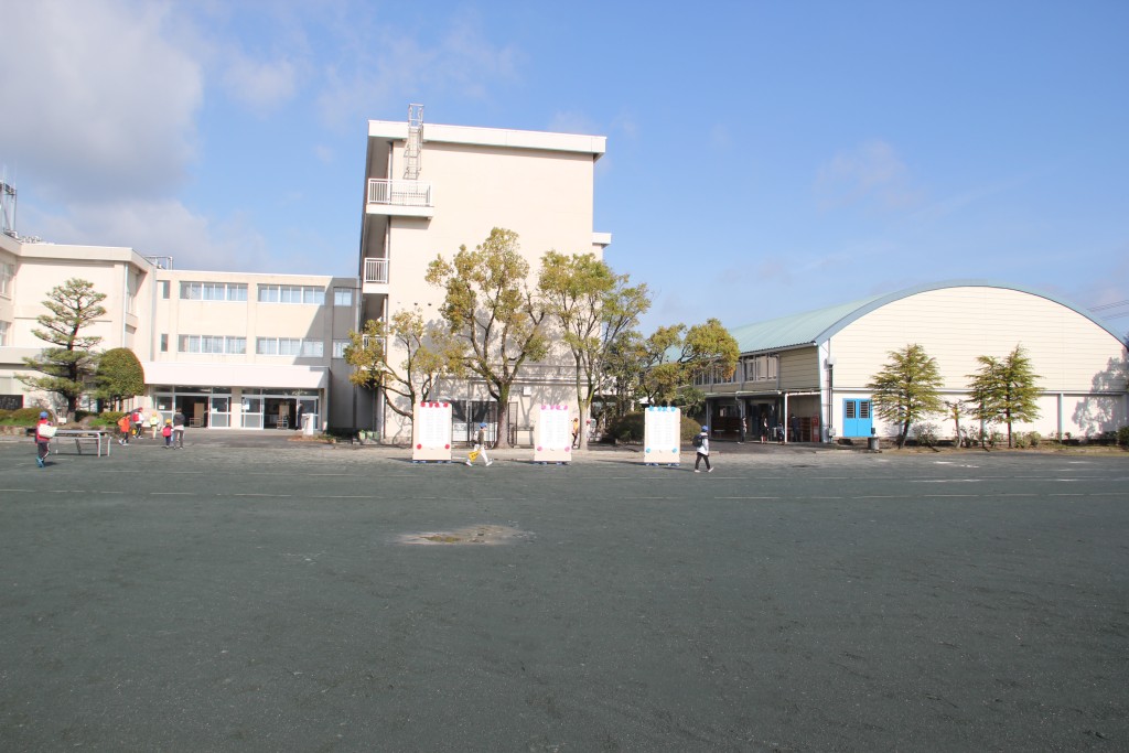 二本木小学校の校舎全景