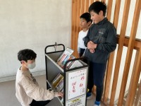 移動図書館で本を選ぶ様子