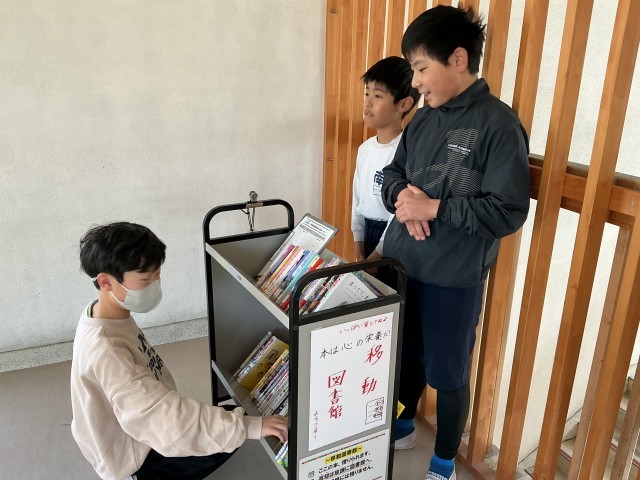移動図書館で本を選ぶ様子