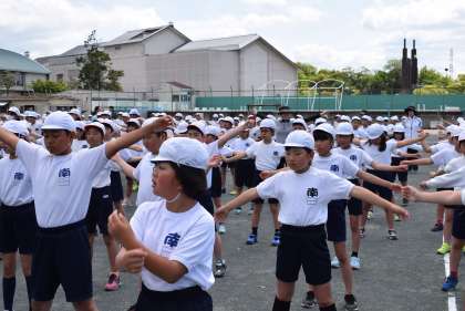 らい塩体操の練習に励む4年生