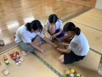 「おはじき」に挑戦する様子
