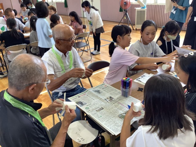 昔遊びをする様子