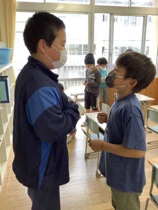 友達とあいさつ