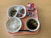 ごはん　牛乳　かつおのごま風味あげ　磯香あえ　若竹汁　かしわもち