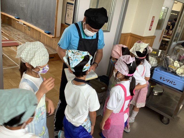 2松　給食当番健康チェック中