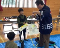 061126_４－１２　さくらい学習　角凧つくり (3).JPG