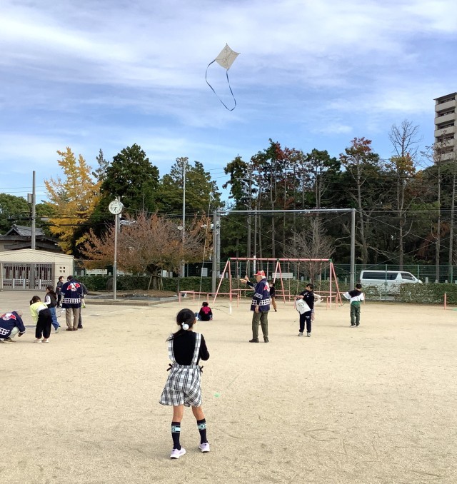 061127_４－３４５　さくらい学習　角凧あげ (13).JPG