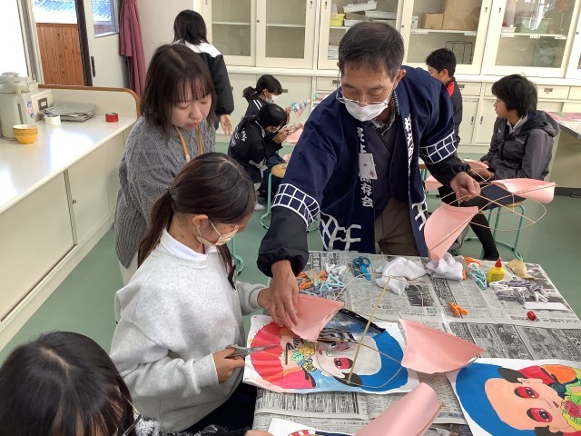 061209_６－２　さくらい学習　桜井凧作り (1).JPG