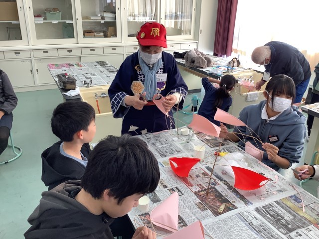 061209_６－２　さくらい学習　桜井凧作り (4).JPG