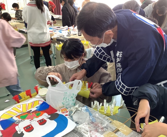 061212_６－１　さくらい学習　桜井凧作り (2).JPG