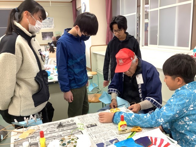 061213_６－３　さくらい学習　桜井凧作り (10).JPG