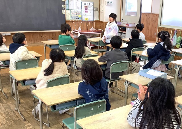 070107_２－４　学活　冬休みの思い出 (7).JPG