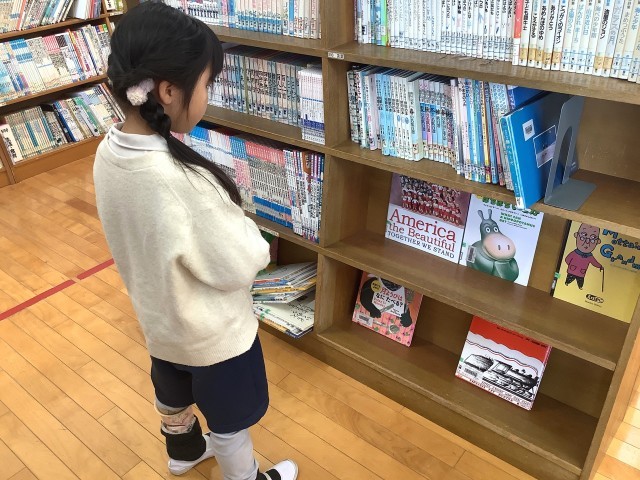 070206_さくら組　図書館で読書 (7).JPG