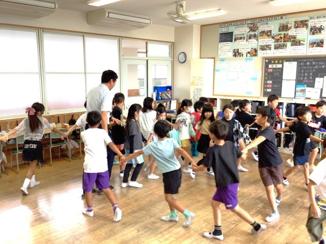 061009_３－３　さくらい学習　フォークダンス (5).JPG