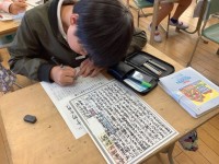 061025_４－５　国語科　新聞つくり (2).JPG