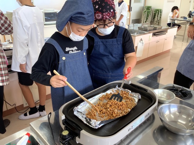 061030_さくら組　大豆のお菓子作り (17).JPG