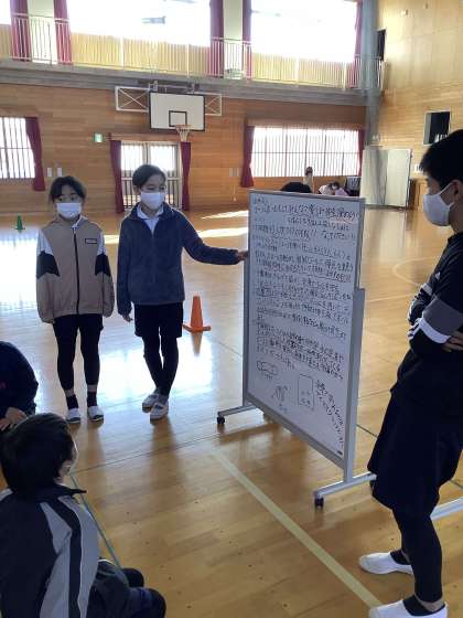 ゴールボールの説明をするグループ