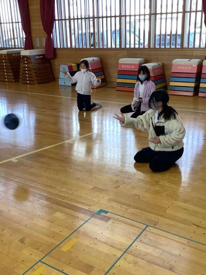 声をかけて、ボールの位置を教えるよ