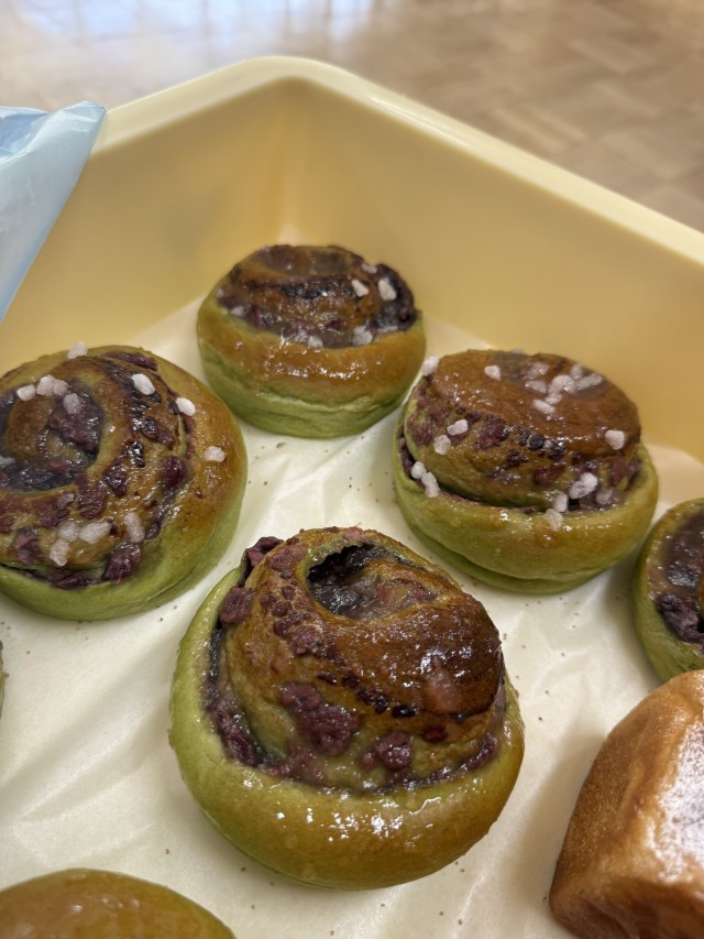 抹茶生地にあんこといちじくジャムで仕上げたパン