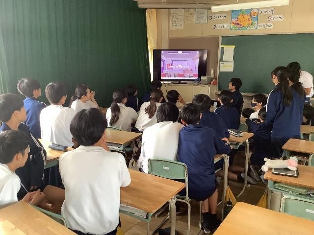 レクリエーション（学級対抗クイズ大会）の様子